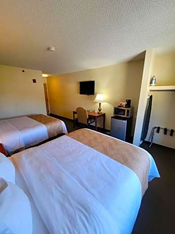 Quadruple Room with Two Queen Beds - Smoking/Pet Friendly