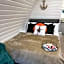 Paddock Pod - Sleeps 4 & Roofed Over Private Hot Tub & NEW SAUNA