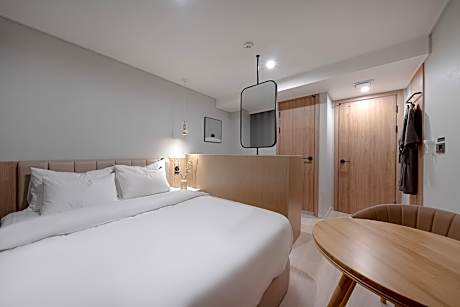Deluxe - Check-In Mon-Thu 6PM, Fri-Sun 8PM, Sat 10PM