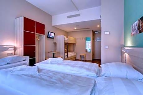 Bunk Bed in Mixed Dormitory Room