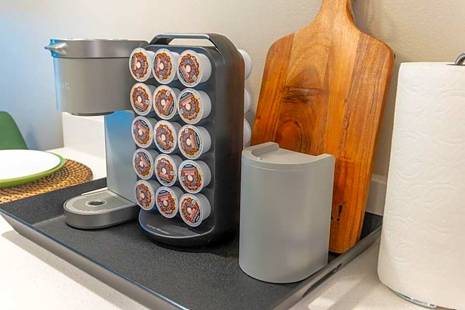 Palm Theme King Bed Paid Garage 55" 4k Smart T