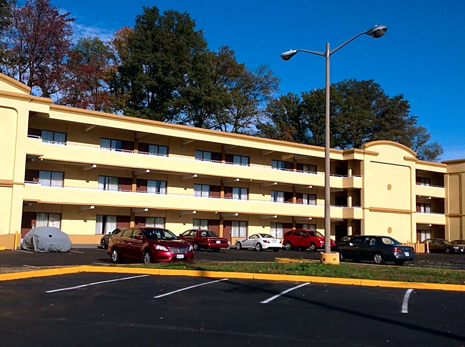 DIAMOND INN & SUITES
