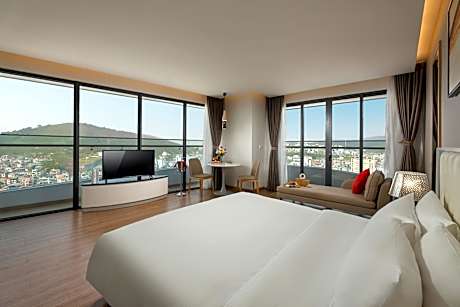 PREMIUM KING BED LAKE VIEW WITH BALCONY