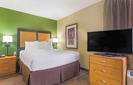 Deluxe Studio with 1 Queen Bed - Non-Smoking