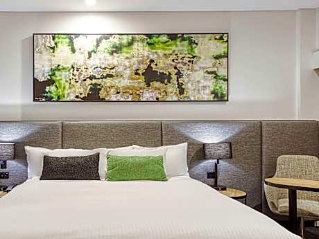 Deluxe Family Room, 1 Queen and 2 Single beds