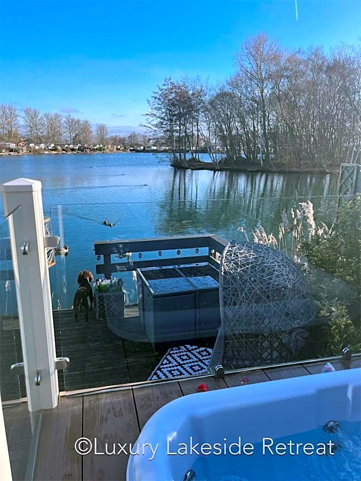 Lakeside Retreat With Hot Tub & Fishing Peg at Tattershall Lakes Country Park