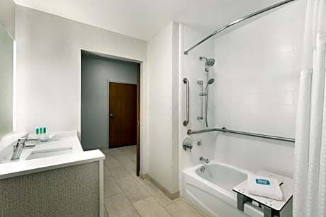 1 King Standard Mobility Accessible Tub