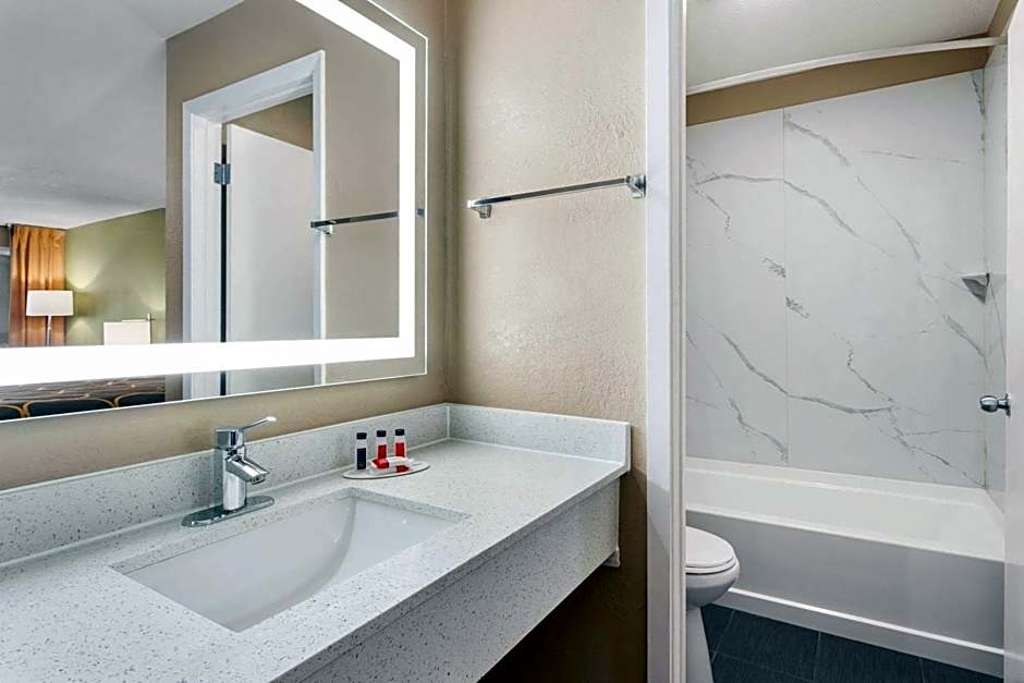 Super 8 by Wyndham Brookhaven