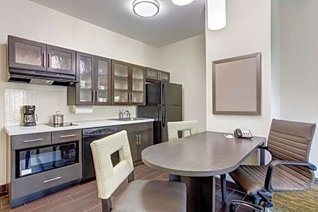 Queen Studio Suite - Mobility Access Tub/Non-Smoking