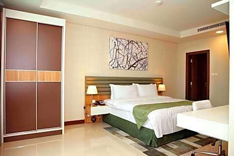 Three-Bedroom Apartment - Guaranteed 3pm Late Check Out and 20% Discount on F&B - Free Beach Access to Novotel Al Dana Resort