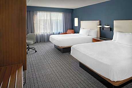 Queen Room with Two Queen Beds and Bathtub - Mobility Access