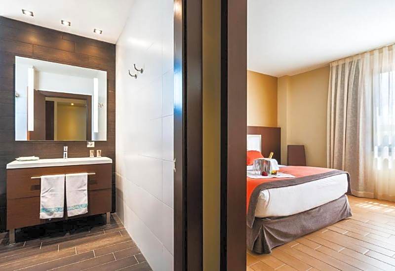 Photo 1 of 4 of Suite