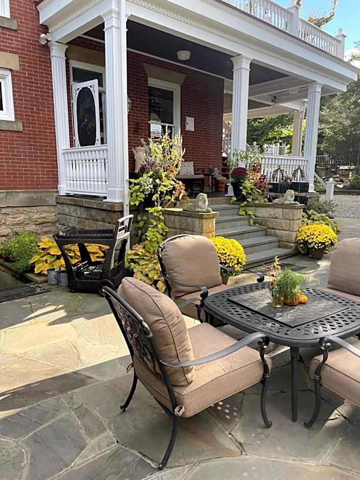 South Broadway Manor B&B - Near Fallingwater, Ohiopyle State Park, Hiking & Biking trails GAP