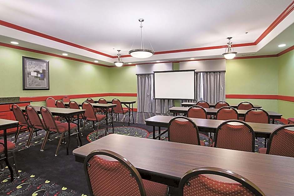 La Quinta Inn & Suites by Wyndham Dallas Hutchins