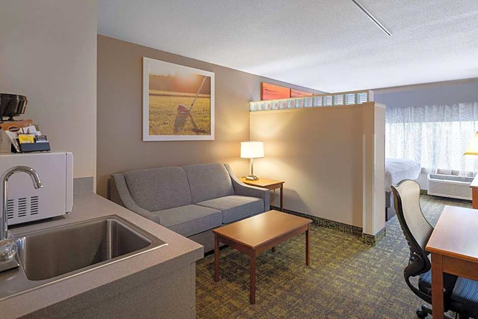 Days Inn & Suites by Wyndham Madison