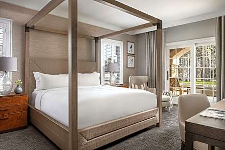 Club Executive Suite, Club Level, 1 Bedroom Suite, 1 King, Sofa Bed, Lake View, Top Floor