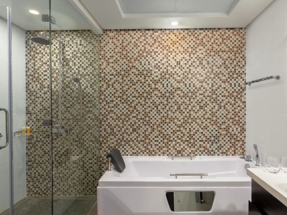 Ramada Hotel & Suites by Wyndham Amwaj Islands Manama