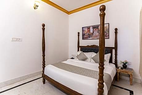 Deluxe Double Room (2 Adults + 1 Child)