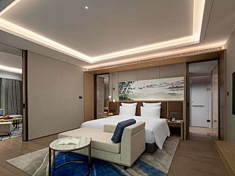 Executive King Suite with Lounge Access and High Floor