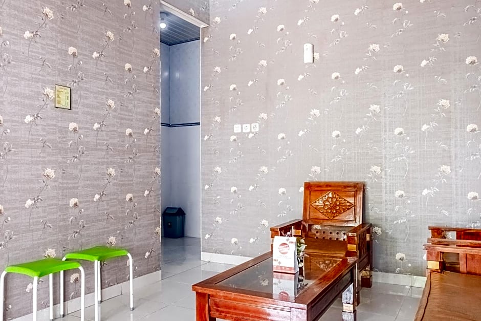 Vaccinated Staff - OYO 3046 Homestay Syariah Imah