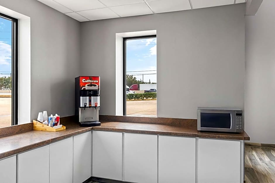 Econo Lodge Inn & Suites