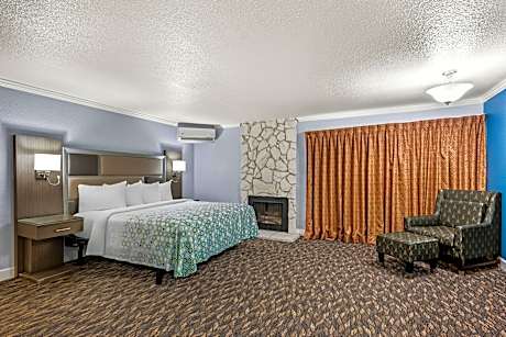 Suite 1 King Bed Poolside Non-Smoking