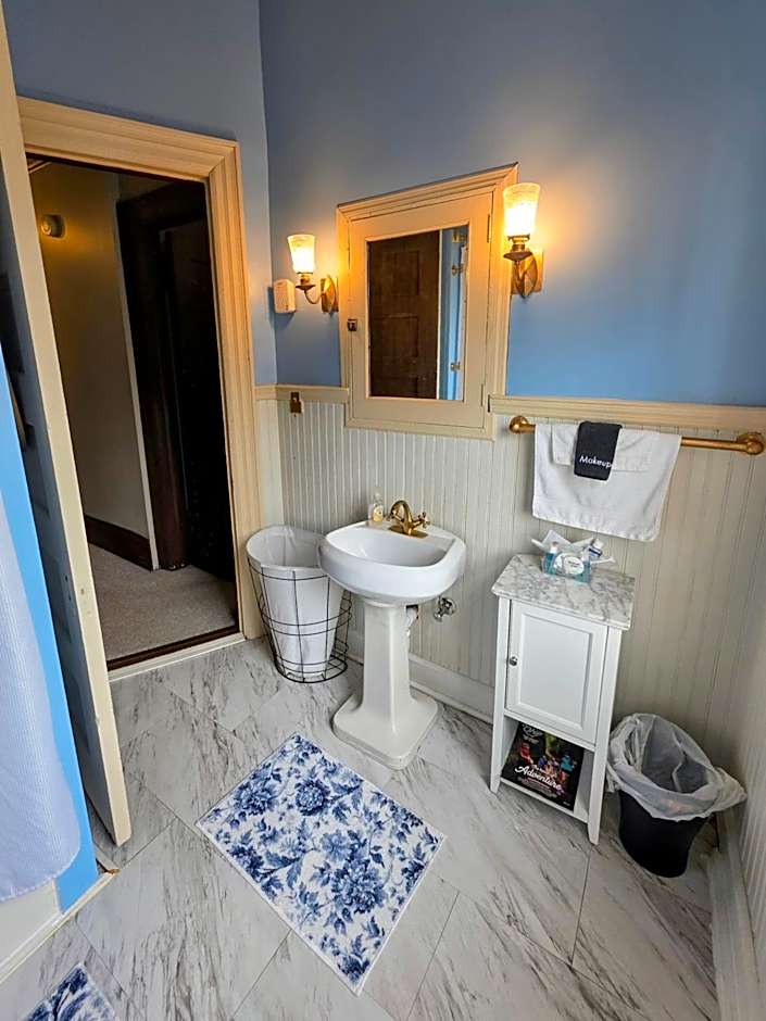 The Kings Throne Inn and Guest House