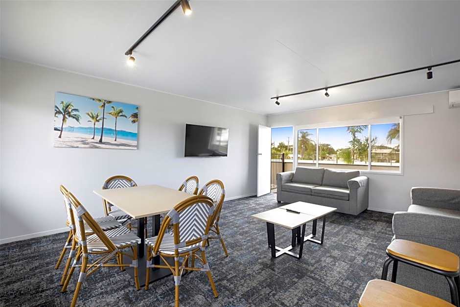 Nightcap at Queens Beach Hotel