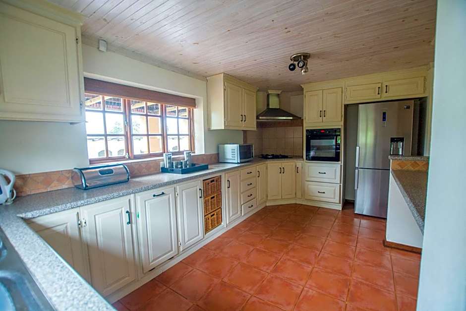 Hoyohoyo Koeltehuis Farm Lodge