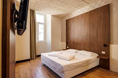 Family Room (2 Adults + 1 Child)