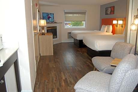 Suite with Two Queen Beds, Fireplace and Spa Bath