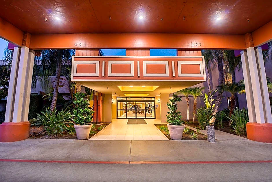 Piccadilly Inn Airport