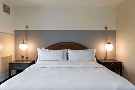 1 King Mobility Accessible Tub