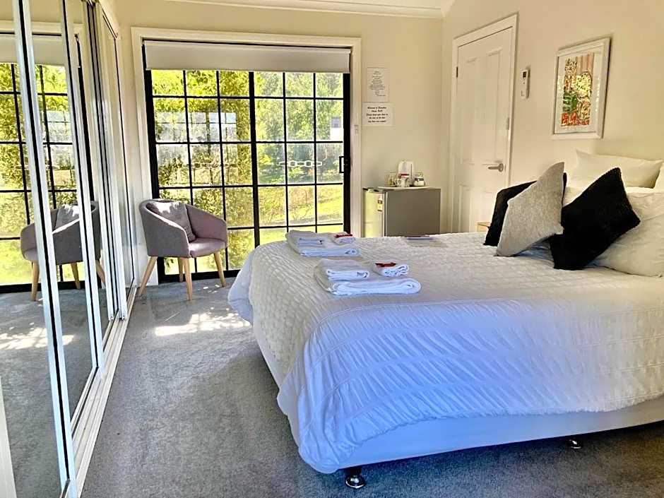 Photo 1 of 10 of 1 Queen Bed, Garden View