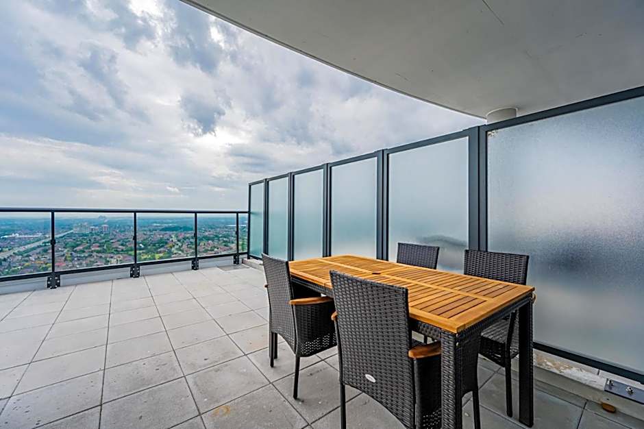 Amazing 3 Bed 4 Bath Penthouse with Roof Top Terrace close to Airport