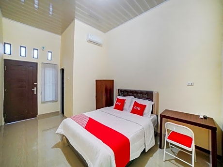OYO 90773 Shine Guest House Syariah