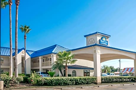 Days Inn & Suites by Wyndham Winnie