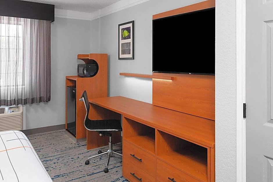 La Quinta Inn & Suites by Wyndham Champaign