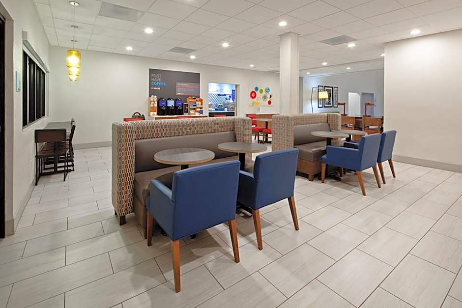 Holiday Inn Express & Suites Rancho Mirage By IHG