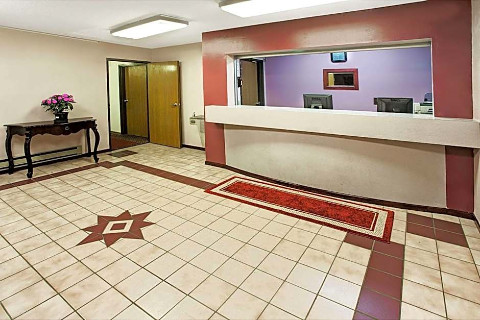 Super 8 by Wyndham Heath/Newark