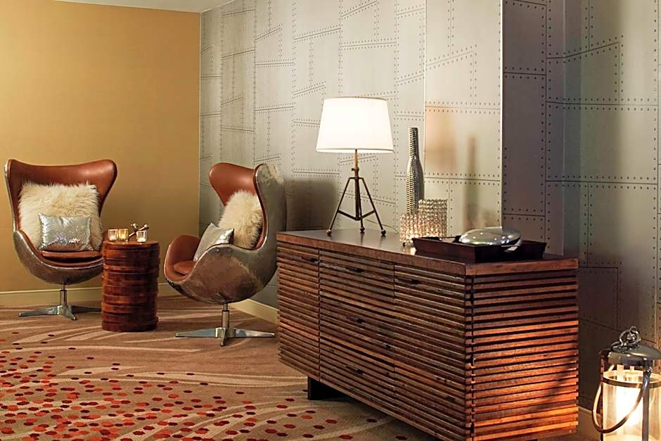 Renaissance by Marriott St. Louis Airport Hotel