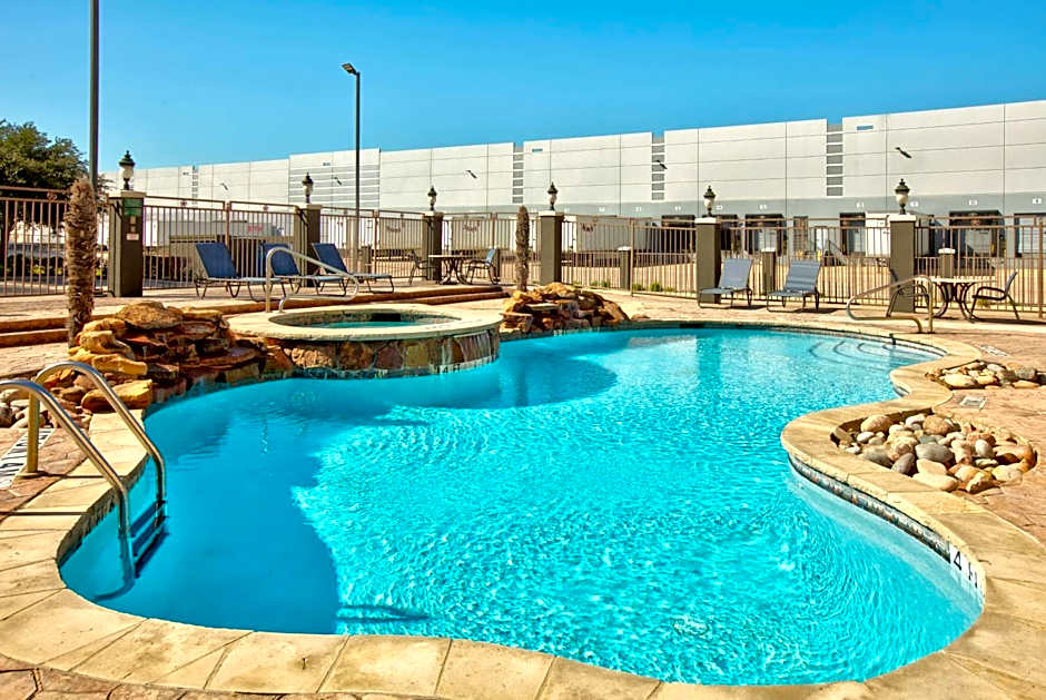 La Quinta Inn & Suites by Wyndham Dallas Grand Prairie South