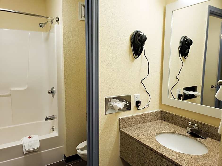 Days Inn & Suites by Wyndham Merrillville