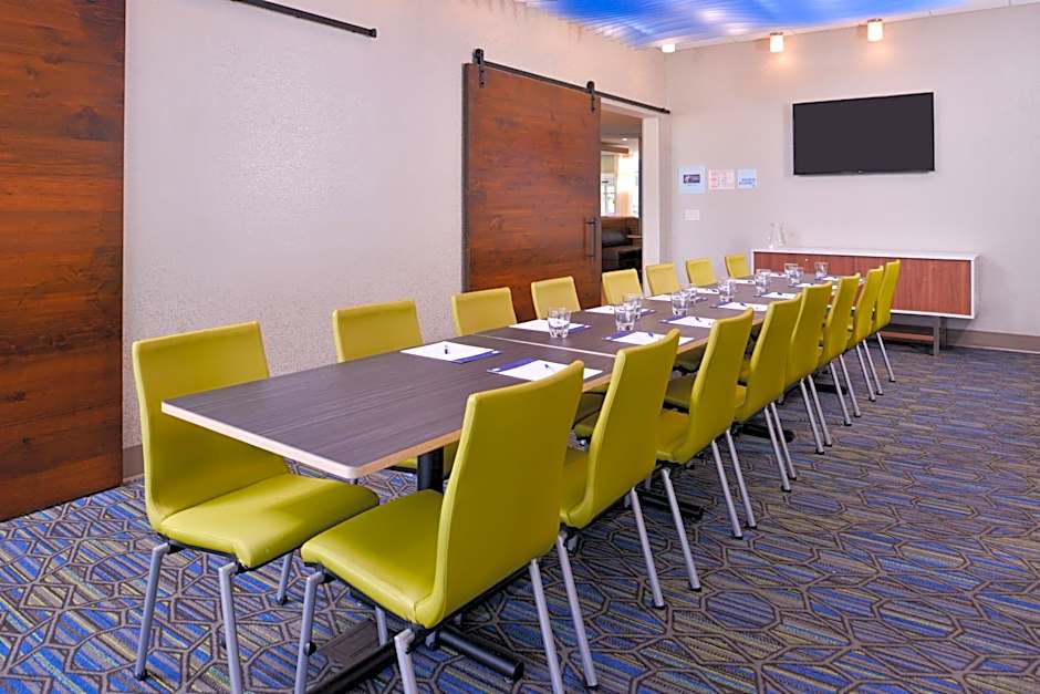 Holiday Inn Express and Suites - Mall of America - MSP Airport By IHG