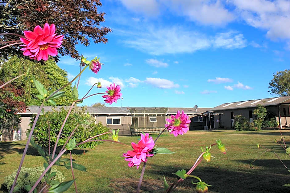 Jack & Di's Waiteti Lakefront Motel