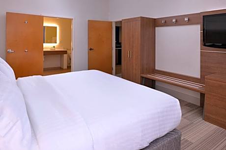 1 King Suite Communications Accessible
