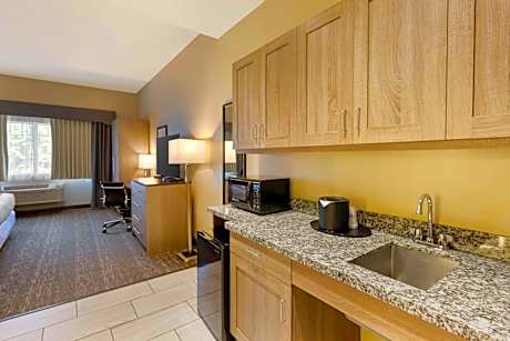 King Room with Roll-In Shower - Disability Access