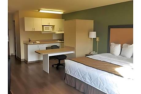 1 Queen Bed - ADA, RI Shower, Nsmk, Kitchen