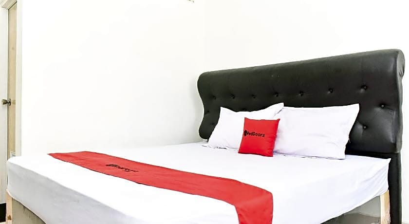 RedDoorz near Alun Alun Wonosobo