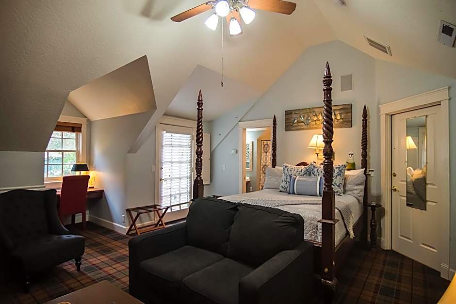 Photo 1 of 4 of Deluxe 1 Queen Bed